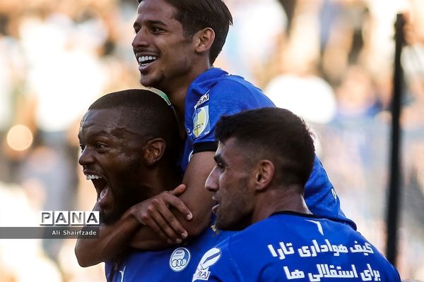 دیدار تیم های استقلال تهران و نساجی مازندران