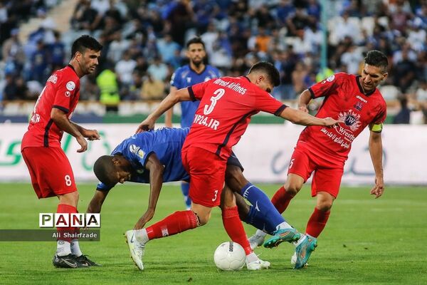 دیدار تیم های استقلال تهران و نساجی مازندران