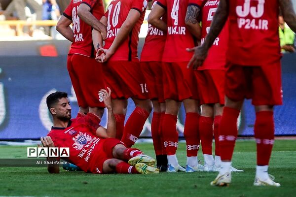 دیدار تیم های استقلال تهران و نساجی مازندران