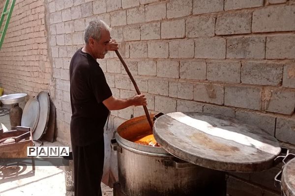 خدمت‌رسانی موکب‌ خدام الحسین ابرکوه ‌به زائرین حسینی