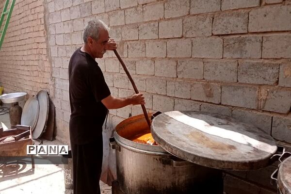 خدمت‌رسانی موکب‌ خدام الحسین ابرکوه ‌به زائرین حسینی
