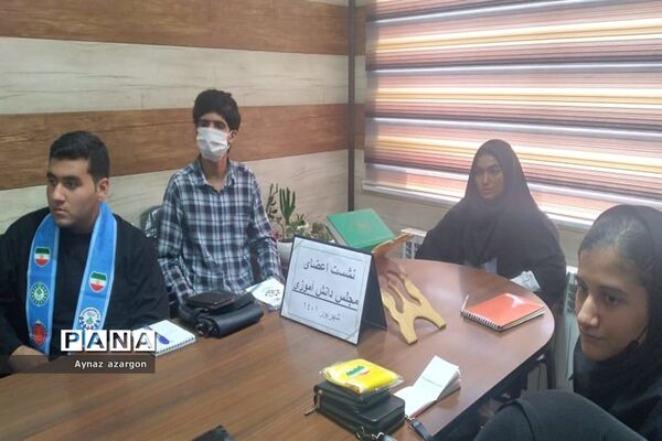 نشست اعضای مجلس دانش‌آموزی با رئیس آموزش و پرورش قائمشهر