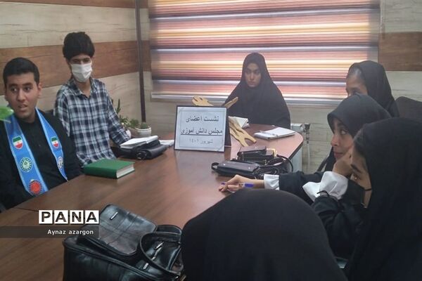 نشست اعضای مجلس دانش‌آموزی با رئیس آموزش و پرورش قائمشهر