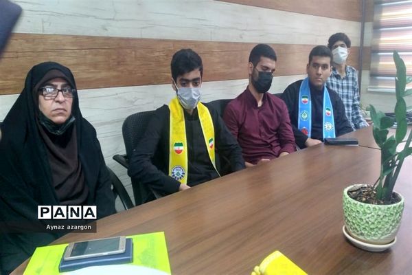 نشست اعضای مجلس دانش‌آموزی با رئیس آموزش و پرورش قائمشهر