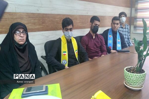 نشست اعضای مجلس دانش‌آموزی با رئیس آموزش و پرورش قائمشهر