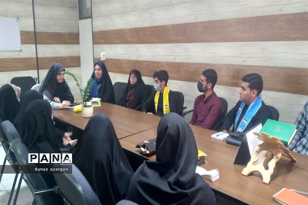 نشست اعضای مجلس دانش‌آموزی با رئیس آموزش و پرورش قائمشهر