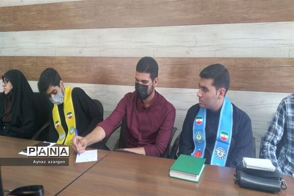 نشست اعضای مجلس دانش‌آموزی با رئیس آموزش و پرورش قائمشهر