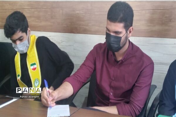 نشست اعضای مجلس دانش‌آموزی با رئیس آموزش و پرورش قائمشهر