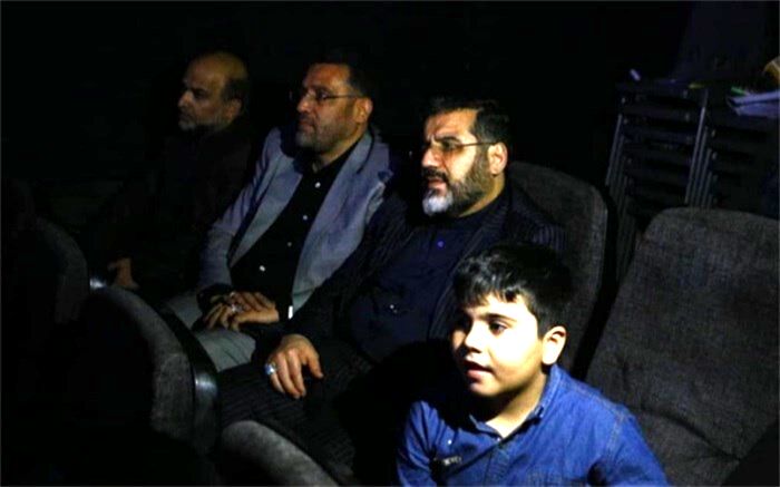 وزیر فرهنگ همراه با خانواده خود به تماشای پسردلفینی نشست