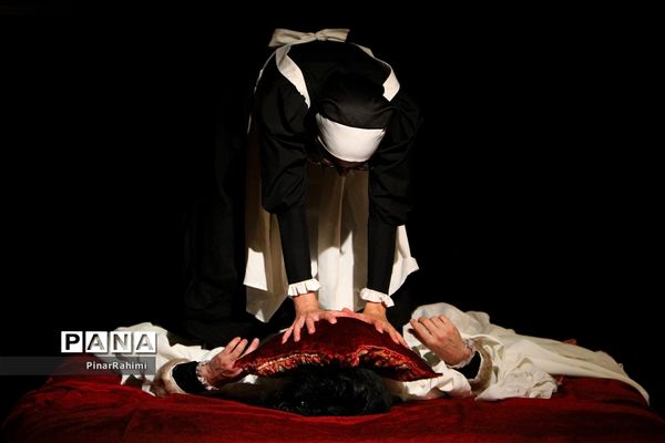 نمایش «‌پاپن‌ها» در صحنه