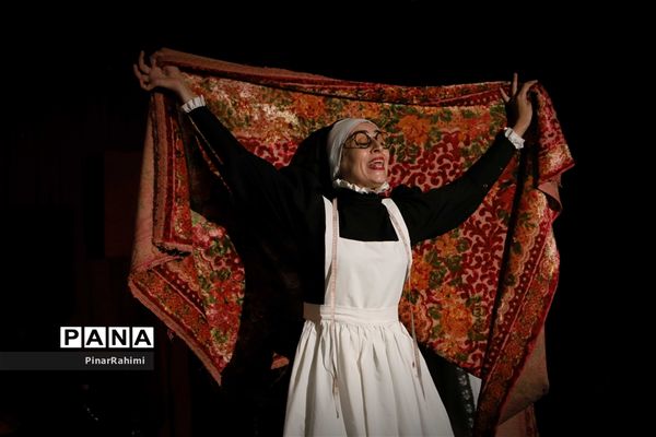 نمایش «‌پاپن‌ها» در صحنه