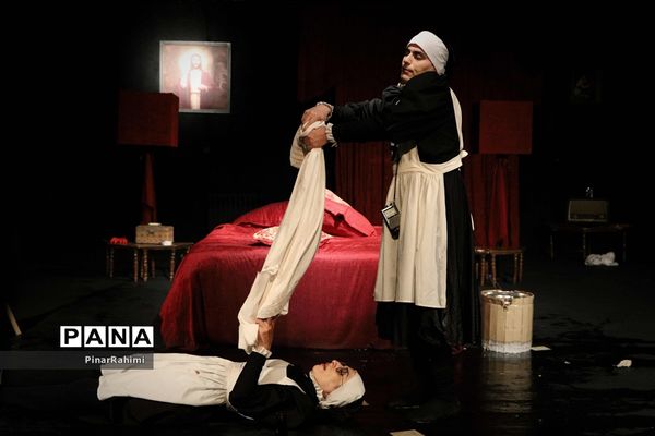 نمایش «‌پاپن‌ها» در صحنه