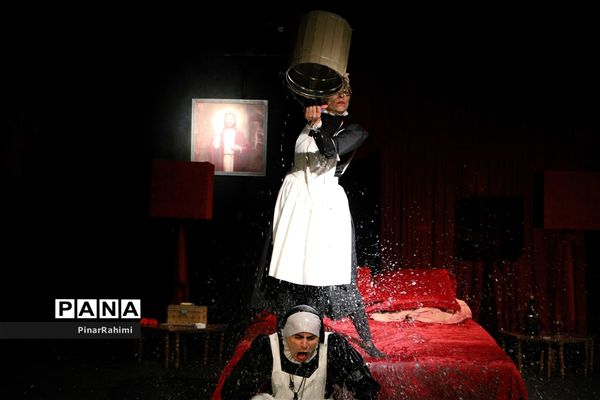 نمایش «‌پاپن‌ها» در صحنه