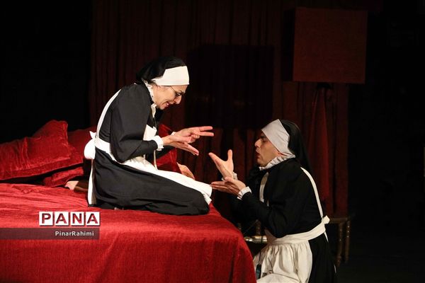 نمایش «‌پاپن‌ها» در صحنه