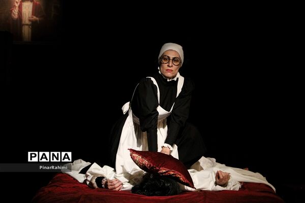 نمایش «‌پاپن‌ها» در صحنه