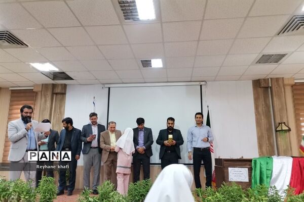 مراسم تقدیر از مربیان و دانش‌آموزان‌ برگزیده شهرستان پاکدشت
