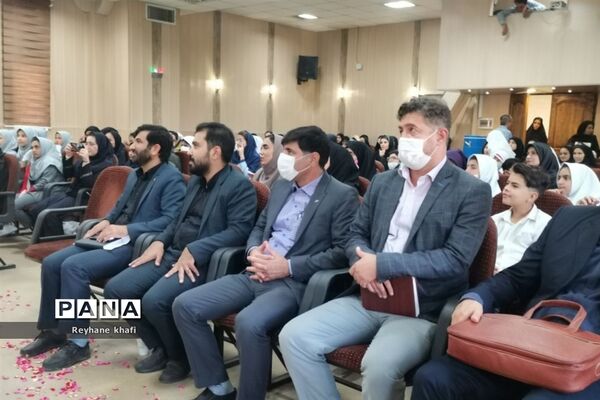 مراسم تقدیر از مربیان و دانش‌آموزان‌ برگزیده شهرستان پاکدشت