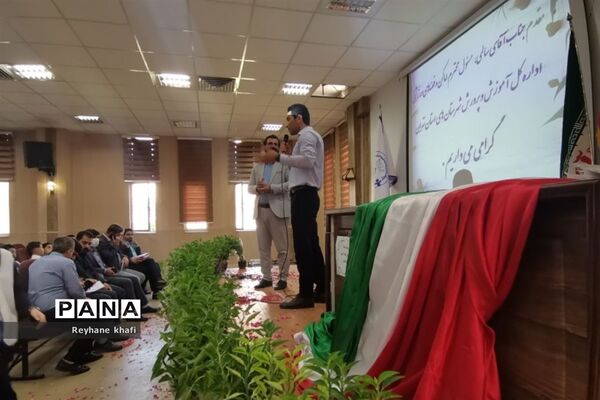 مراسم تقدیر از مربیان و دانش‌آموزان‌ برگزیده شهرستان پاکدشت