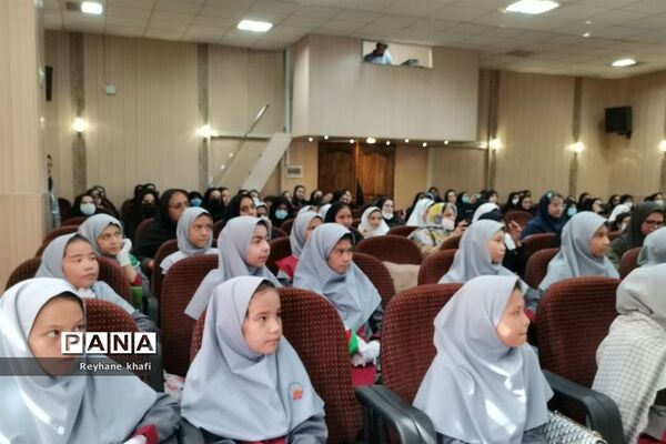 مراسم تقدیر از مربیان و دانش‌آموزان‌ برگزیده شهرستان پاکدشت