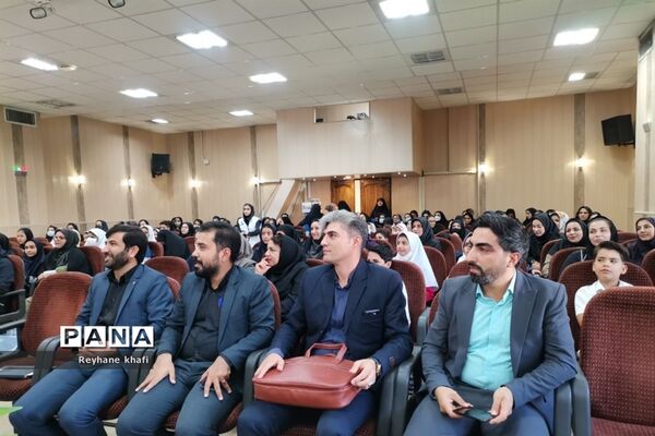 مراسم تقدیر از مربیان و دانش‌آموزان‌ برگزیده شهرستان پاکدشت
