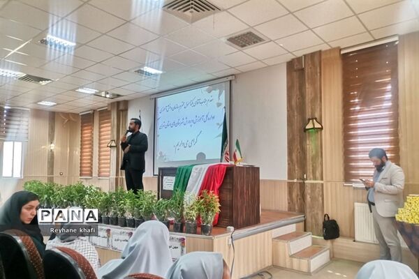 مراسم تقدیر از مربیان و دانش‌آموزان‌ برگزیده شهرستان پاکدشت