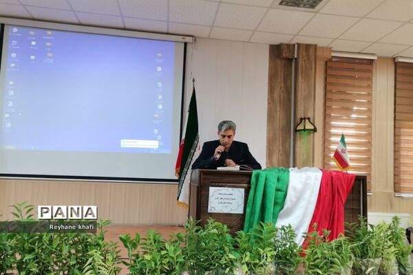 مراسم تقدیر از مربیان و دانش‌آموزان‌ برگزیده شهرستان پاکدشت