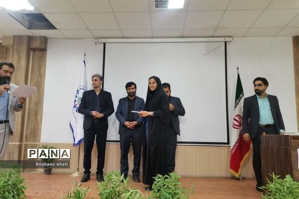 مراسم تقدیر از مربیان و دانش‌آموزان‌ برگزیده شهرستان پاکدشت