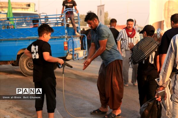 شور عاشقان حسینی در خدمت به زائران اربعین در مرز شلمچه