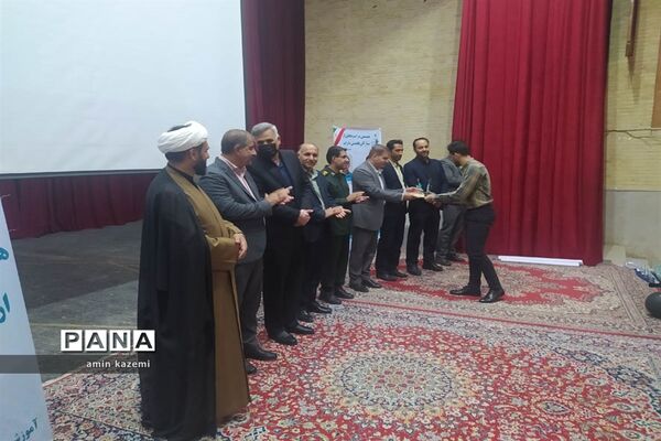 مراسم تجلیل از برگزیدگان هشتمین جشنواره ستارگان علمی در داراب استان فارس