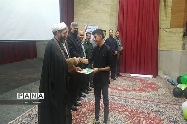 مراسم تجلیل از برگزیدگان هشتمین جشنواره ستارگان علمی در داراب استان فارس