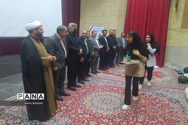 مراسم تجلیل از برگزیدگان هشتمین جشنواره ستارگان علمی در داراب استان فارس