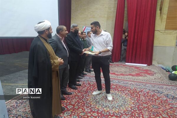 مراسم تجلیل از برگزیدگان هشتمین جشنواره ستارگان علمی در داراب استان فارس