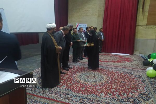 مراسم تجلیل از برگزیدگان هشتمین جشنواره ستارگان علمی در داراب استان فارس