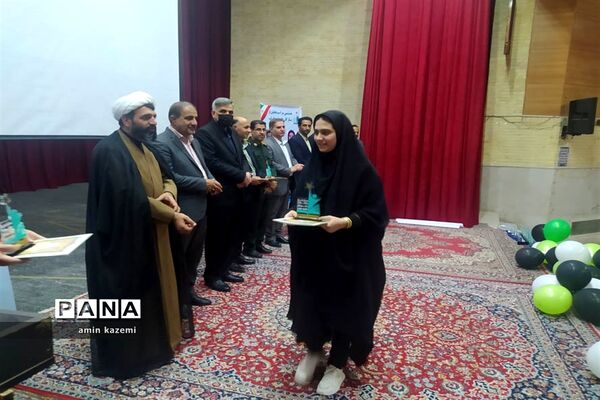 مراسم تجلیل از برگزیدگان هشتمین جشنواره ستارگان علمی در داراب استان فارس