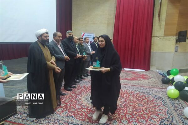 مراسم تجلیل از برگزیدگان هشتمین جشنواره ستارگان علمی در داراب استان فارس