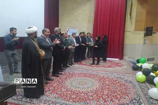مراسم تجلیل از برگزیدگان هشتمین جشنواره ستارگان علمی در داراب استان فارس