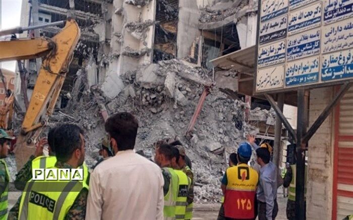 جست‌وجوی یک نفر زیر آوار متروپل