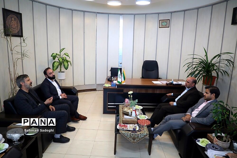 جلسه سازمان دانش‌آموزی و کمیته امداد امام خمینی با موضوع «شور عاطفه‌ها»
