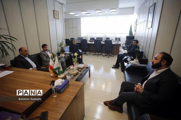 جلسه سازمان دانش‌آموزی و کمیته امداد امام خمینی با موضوع «شور عاطفه‌ها»