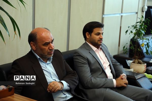 جلسه سازمان دانش‌آموزی و کمیته امداد امام خمینی با موضوع «شور عاطفه‌ها»