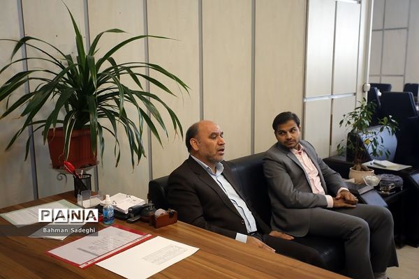 جلسه سازمان دانش‌آموزی و کمیته امداد امام خمینی با موضوع «شور عاطفه‌ها»