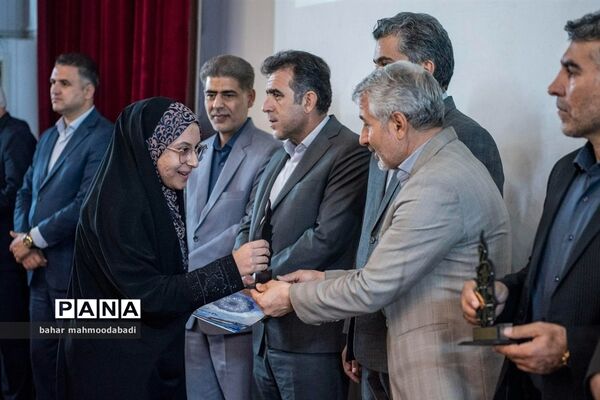 آیین تجلیل از افتخارآفرینان کنکور ۱۴۰۱ دانش‌آموزان مدارس استعدادهای درخشان(سمپاد) استان کرمانشاه