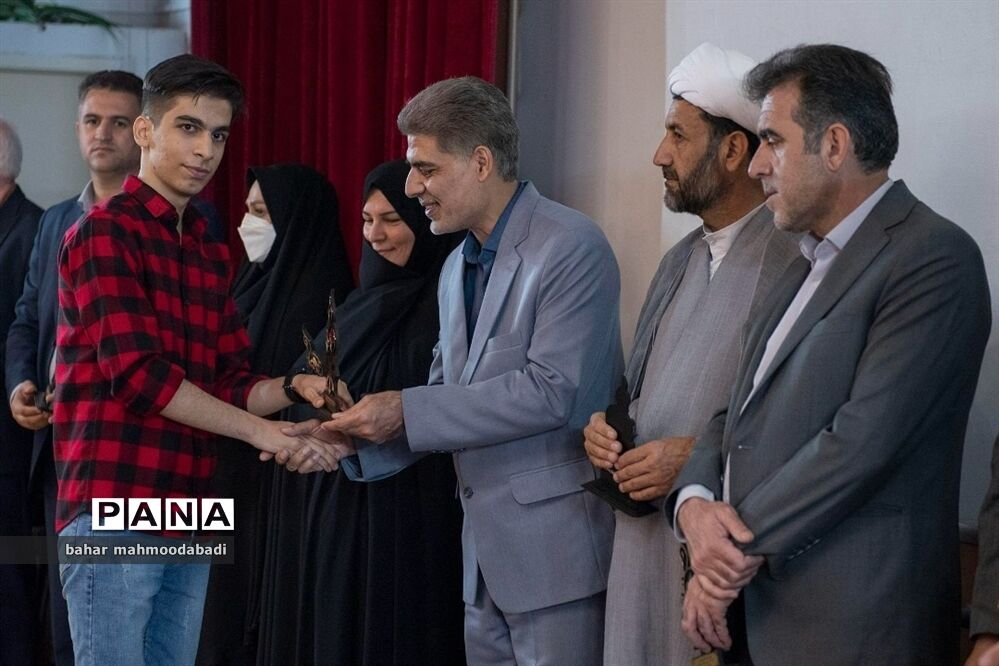 آیین تجلیل از افتخارآفرینان کنکور ۱۴۰۱ دانش‌آموزان مدارس استعدادهای درخشان(سمپاد) استان کرمانشاه