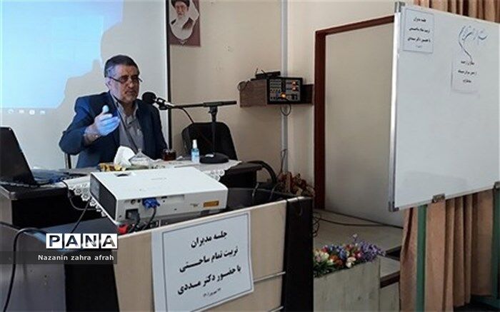 پاسخ به چرایی آموزش هر درس به دانش‌آموز، هدف تعلیم و تربیت تمام‌ساحتی است