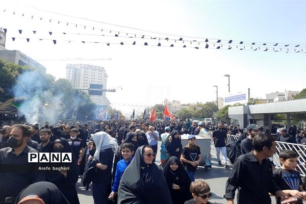 پیاده‌روی اربعین حسینی در جوار حرم مطهر رضوی