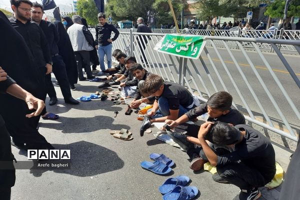 پیاده‌روی اربعین حسینی در جوار حرم مطهر رضوی