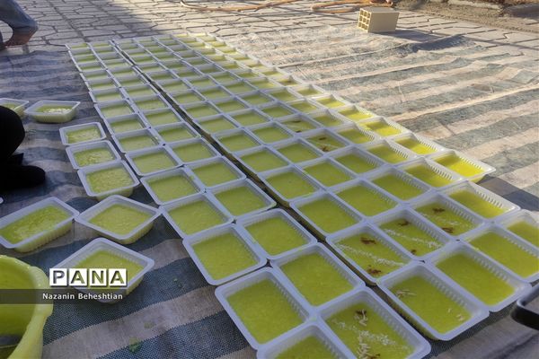 طبخ و توزیع شله زرد نذری در شهرستان زیرکوه