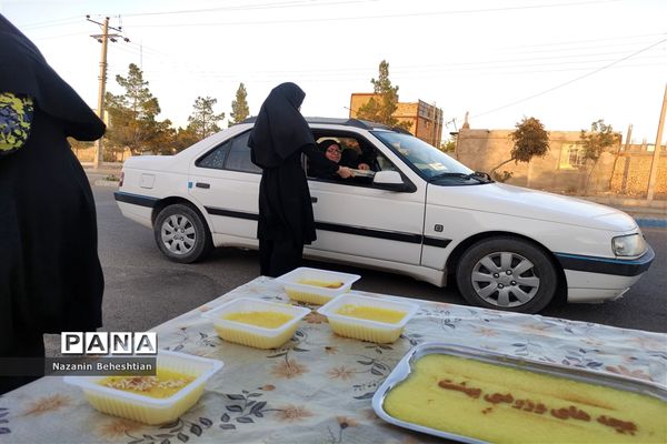 طبخ و توزیع شله زرد نذری در شهرستان زیرکوه