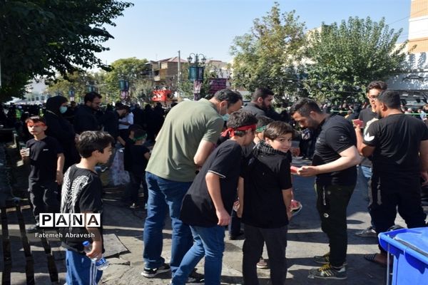 برپایی موکب شهدای فرهنگیان آموزش و پرورش منطقه ۱۴ در خیابان ۱۷ شهریور