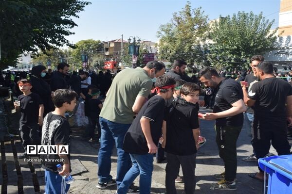 برپایی موکب شهدای فرهنگیان آموزش و پرورش منطقه ۱۴ در خیابان ۱۷ شهریور